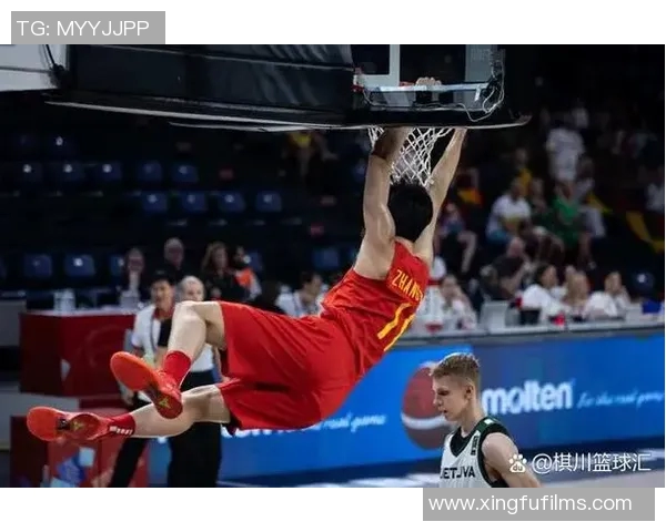 姚明在篮球场上的扣球瞬间展现力量与优雅的完美结合 姚明在篮球场上的扣球瞬间展现力量与优雅的完美结合