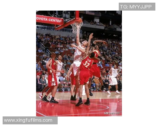 姚明与阿泰斯特的巅峰对决揭示篮球场上的力量与技巧较量 姚明与阿泰斯特的巅峰对决揭示篮球场上的力量与技巧较量