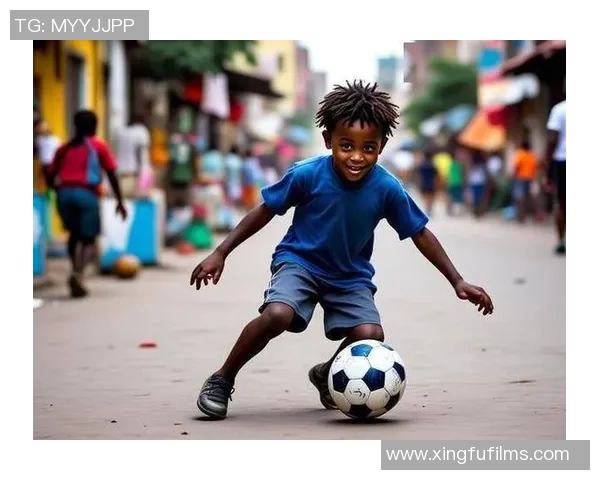 足球巨星化身普通人街头踢球展现真实魅力与热爱