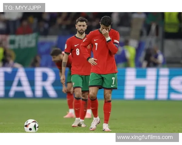 足球巨星的传奇人生与赛场背后的故事全景揭秘