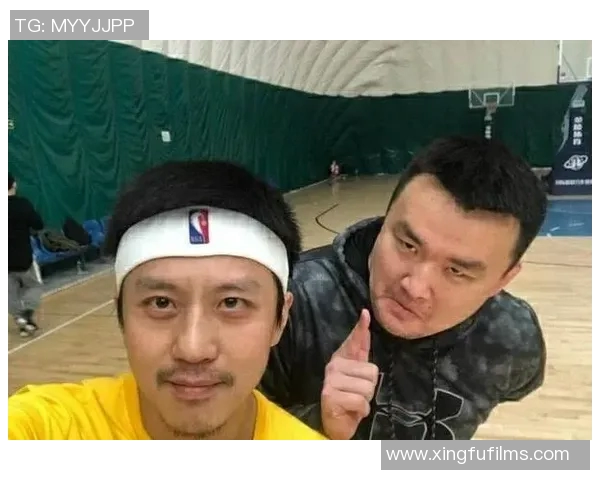 在篮球场上偶遇明星瞬间感受运动与偶像的魅力与激情 在篮球场上偶遇明星瞬间感受运动与偶像的魅力与激情